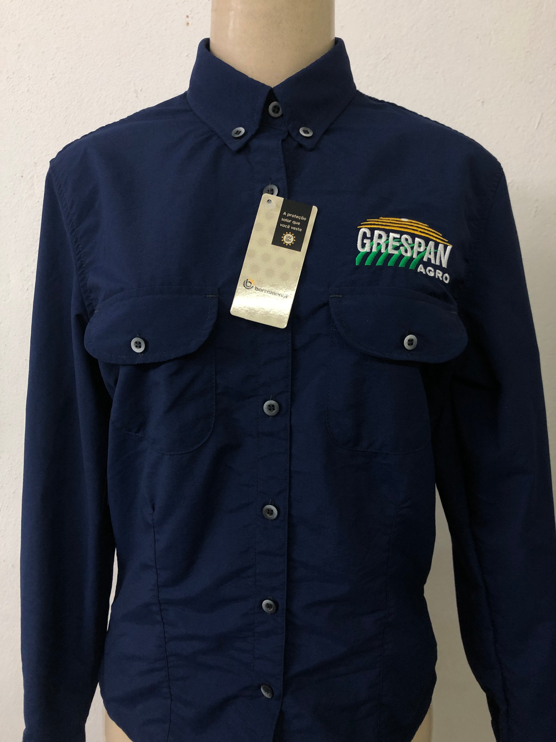 Camisa azul-marinho de manga longa com o logo Grespan Agro bordado no peito