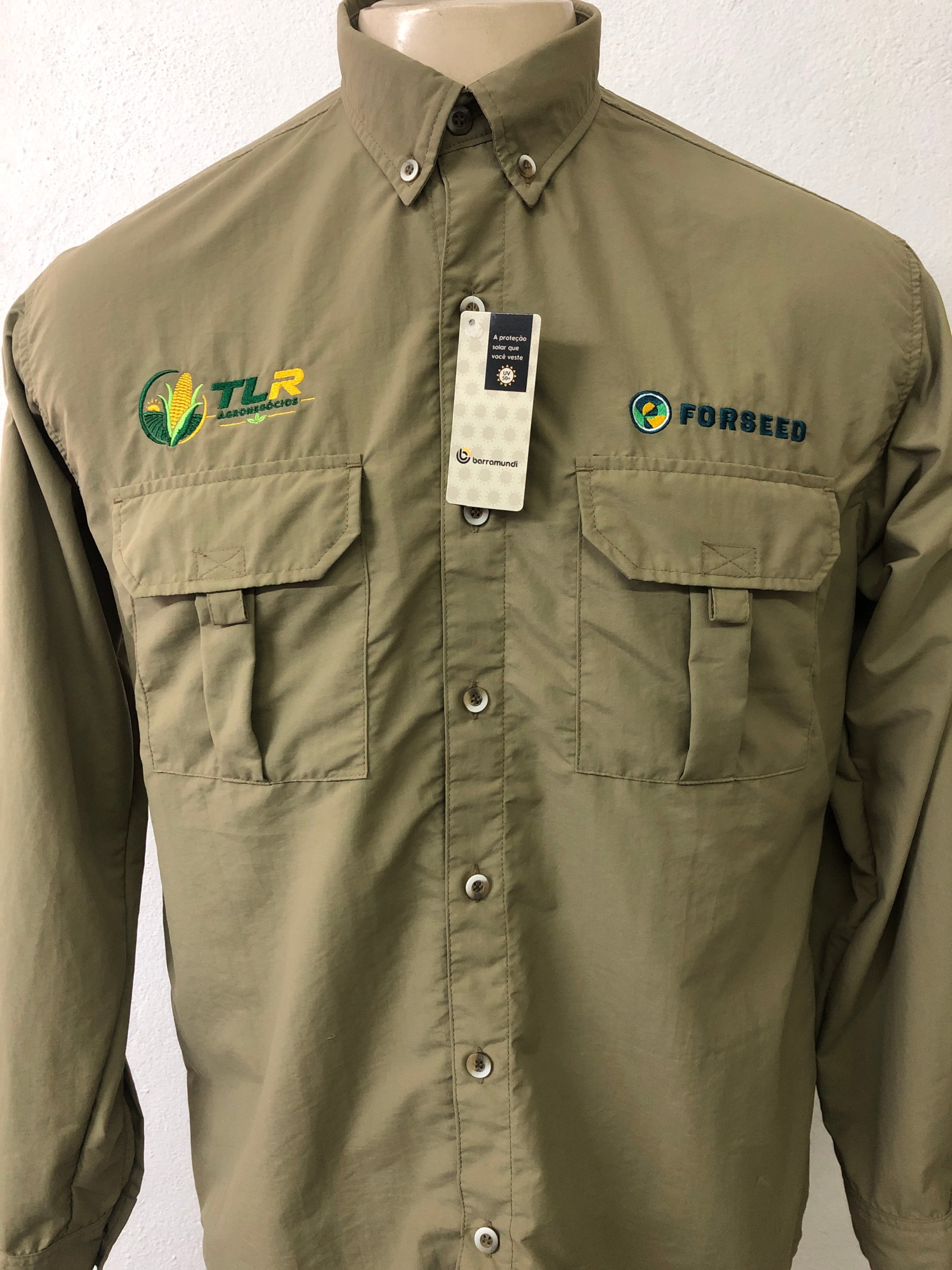 Camisa cáqui com os logos TLR Agronegócios e Forseed bordados no peito